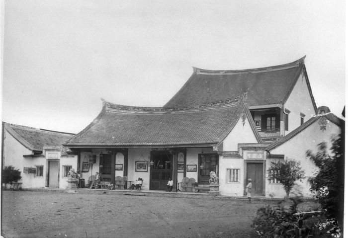 Gedung Candra Naya saat kompleksnya masih utuh. (Koleksi Tropenmuseum)