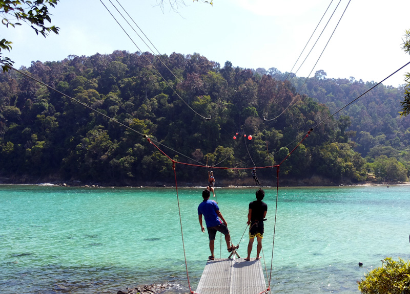 Zipline dari Pulau Sapi ke Pulau Gaya, Tunku Abdul Rahman Park, Kota Kinabalu, Malaysia, 2015. (Foto Silvia Galikano)